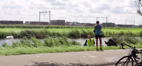 vrouw gezonken auto gered