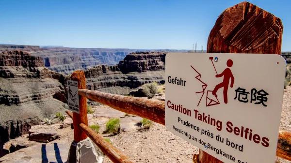 Jongen (13) overleeft val van dertig meter in Grand Canyon