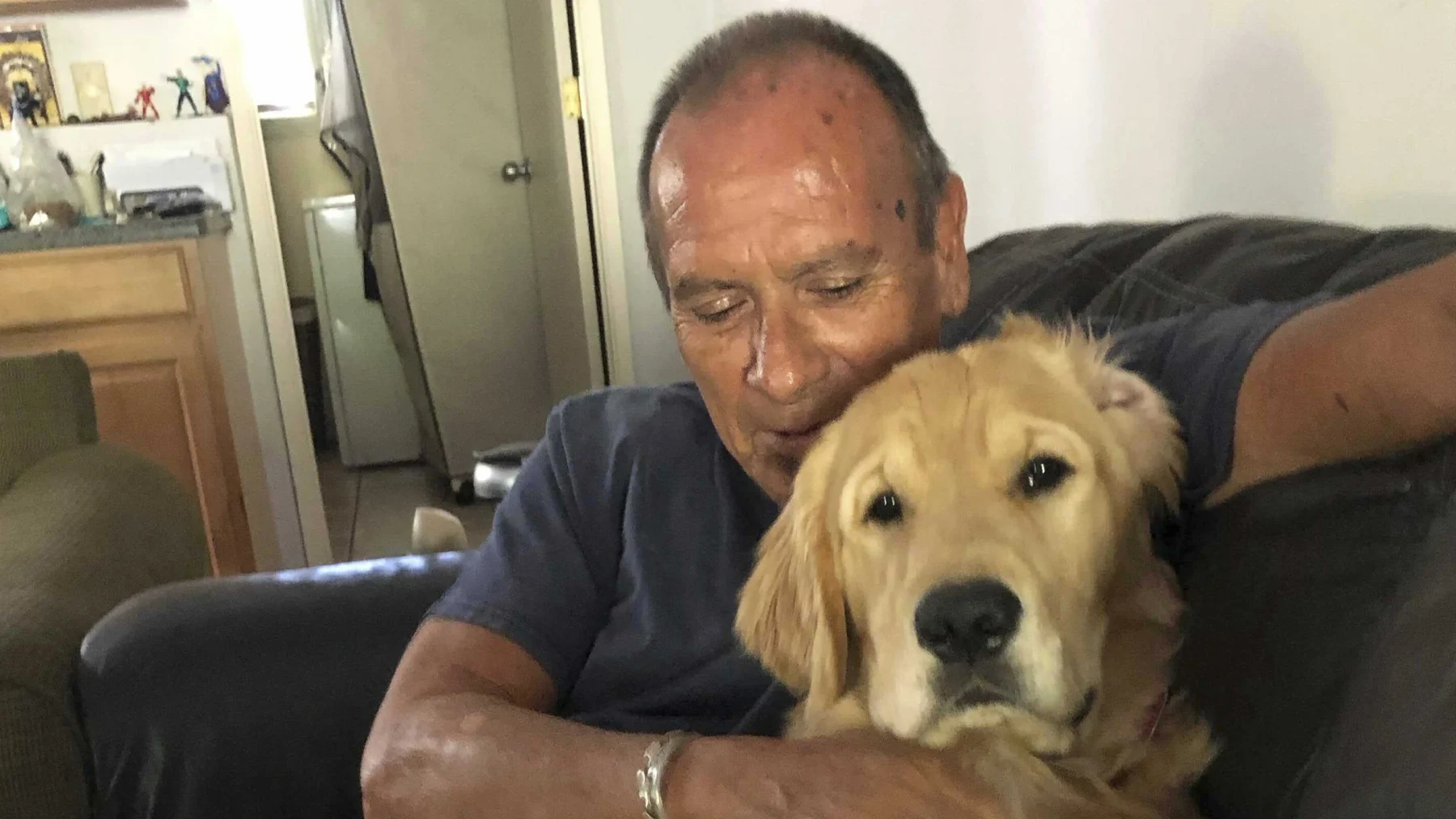 Man sterft samen met golden retriever die hij probeert te beschermen tijdens bosbranden op Hawaï