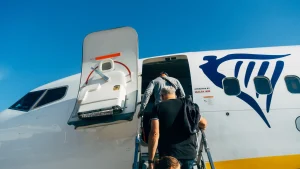 Thumbnail voor Borrel beschonken steward komt Ryanair duur te staan: 26 passagiers krijgen 400 euro