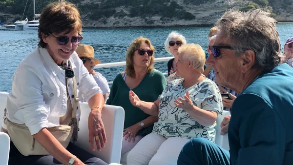 Groep mensen op een boot