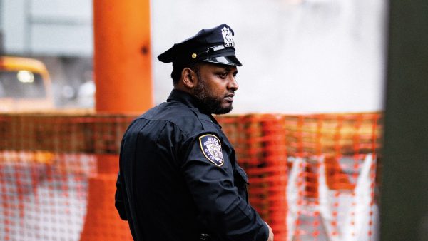 Moeder vindt lichaam dode vrouw gewikkeld in plastic in kamer van zoon