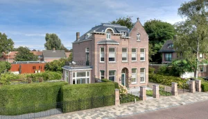 Thumbnail voor Deze woning in Breda heeft bijna élk uitbreidingspakket van 'De Sims 2' (maar dan echt)