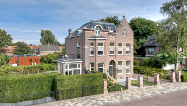 Deze woning in Breda heeft bijna élk uitbreidingspakket van 'De Sims' (maar dan echt)