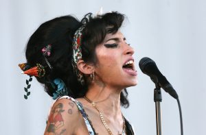 Thumbnail voor Handgeschreven brieven en gedichten in boek over Amy Winehouse: 'Willen dat de wereld echte Amy leert kennen'