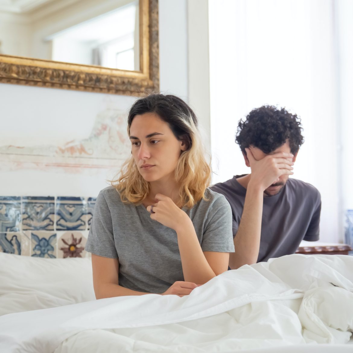 Eva deelt haar bizarre avonturen, man en vrouw in bed
