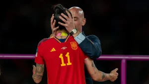 Thumbnail voor Voorzitter Spaanse voetbalbond kuste voetbalster op mond, biedt nu excuses aan