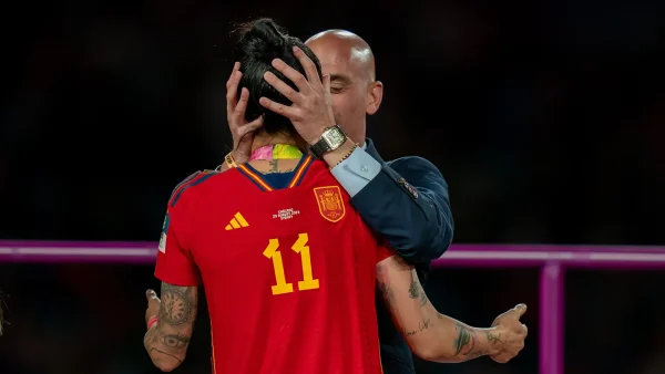 Voorzitter Spaanse voetbalbond kuste voetbalster op mond, biedt nu excuses aan