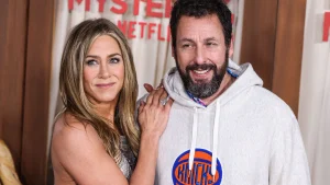 Thumbnail voor Jennifer Aniston krijgt elke Moederdag bloemen van Adam Sandler omdat ze ongewenst kinderloos is