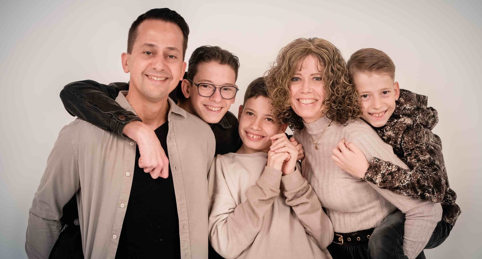 Claudia's zoon werd met 28 weken geboren: 'Hij moest aan de beademing'