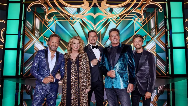 Panelleden The Masked Singer op het podium