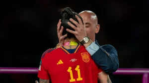 Thumbnail voor Spaanse voetbalsters spelen niet tot voorzitter bond is vertrokken na omstreden kus