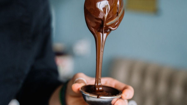 Hotel mette una donna inzuppata di cioccolata al buffet: “Recensione sbagliata”