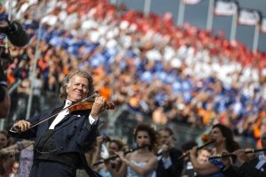 Thumbnail voor André Rieu zweept racefans in Zandvoort op met 'Wilhelmus': 'Kippenvel'