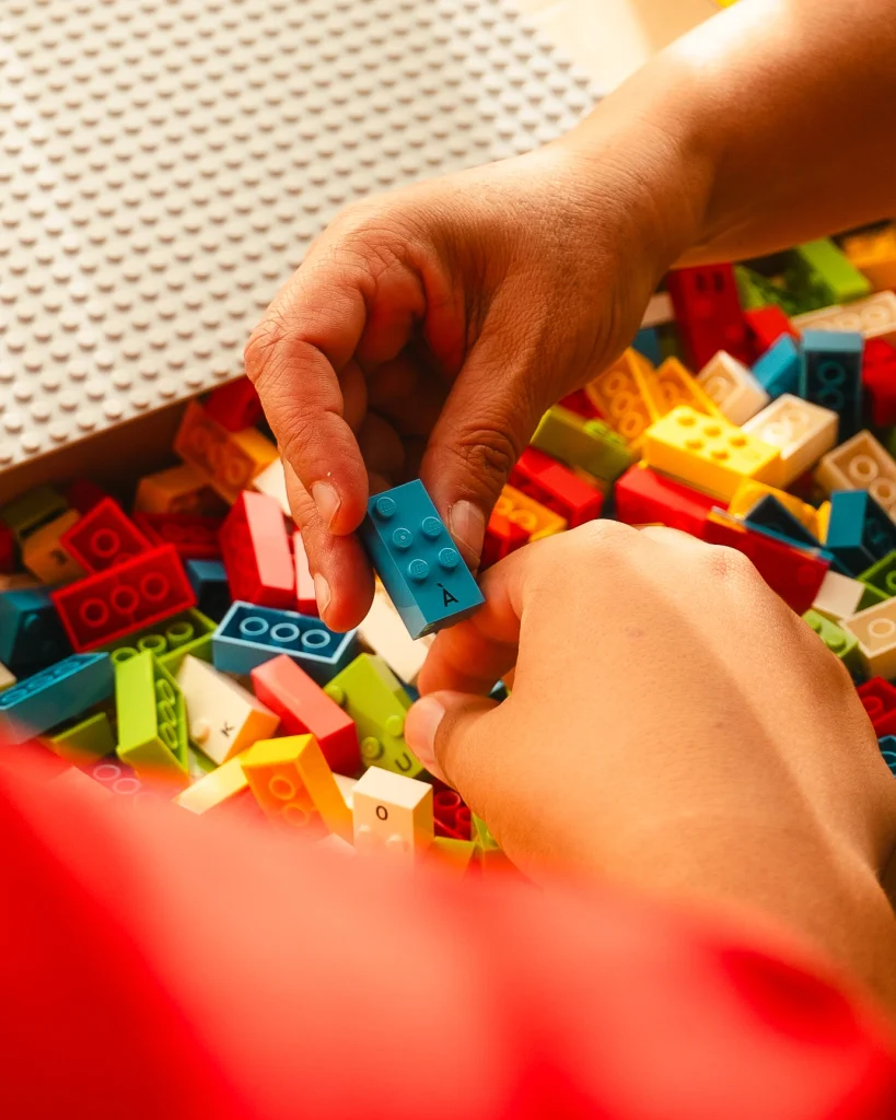 LEGO brengt brailleblokjes op de markt: 'Het geeft Olivia het gevoel dat ze erbij hoort'