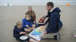 Thumbnail voor In 'Een Huis Vol' herdenkt de familie Blom overleden dochter Miriam: 'Ons meisje van de zee'