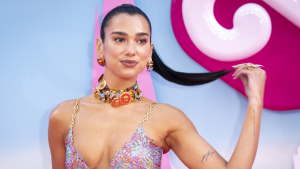 Thumbnail voor Dua Lipa gaat viral met video waarin ze garnalen grilt: 'Wat is ze aan het doen?'