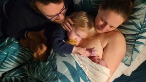 Thumbnail voor Daisy's bevalling ging razendsnel: 'Daar zat ik in de douchecabine met ons zoontje in mijn armen'