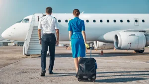 Thumbnail voor Getrouwde piloot betrapt tijdens avontuurtje met stewardess, vliegtuigmaatschappij start onderzoek