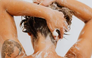 Thumbnail voor Met je handen in het haar: moet je nou wel of niet wassen voordat je naar de kapper gaat?