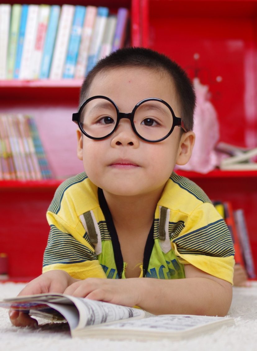 kind in kleurige kleding