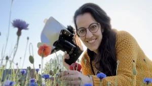 Thumbnail voor Marit maakt portretten van insecten: 'Ik raak ze liever niet aan'