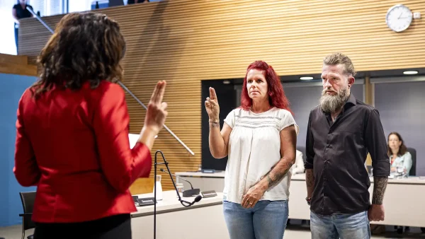 Gerda Deceuninck-Eijbrink legt eed af voor verhoor over toeslagenschandaal