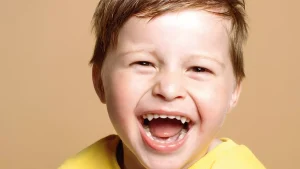 Thumbnail voor Angelman, het 'vrolijke kinderen syndroom': 'Lex lacht zelfs naar vrachtwagens, maar praat niet'