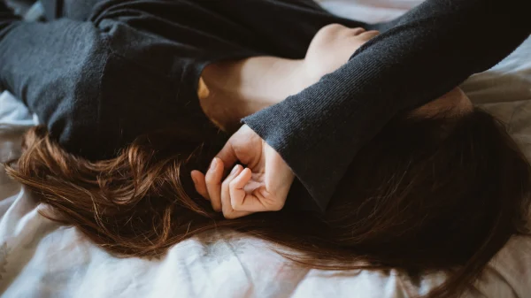 Britse vrouw ligt depressief op bed na ontdekken dubbelleven van man