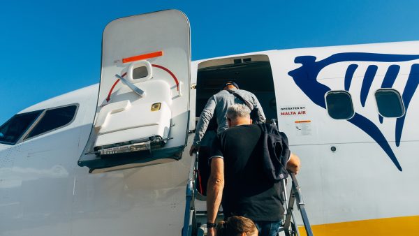 Passagiers weigeren stoelen vol braaksel en belanden op no-flylijst