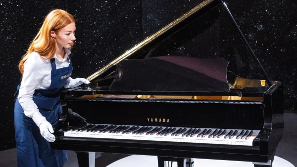De piano van Freddie Mercury, die voor 1,74 miljoen pond werd geveild.