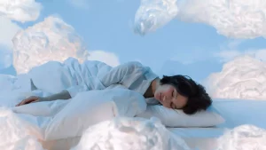 Vrouw slaapt op de grond tussen hangende wolken