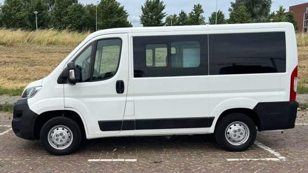 Rolstoelbus van de zijkant