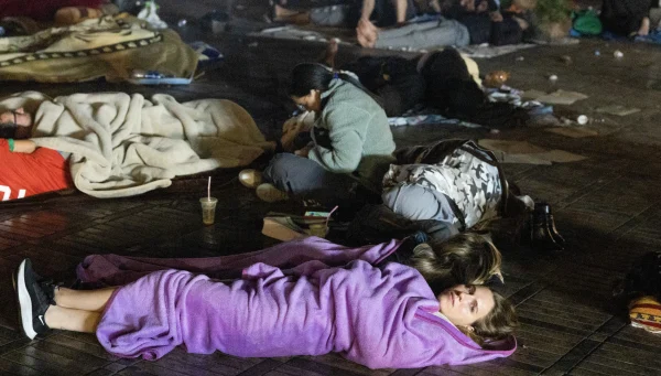 mensen slapen op de grond na zware aardbeving Marokko