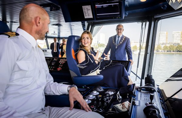 Prinses Alexia doopt schip als eerste officiële werkbezoek