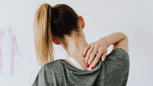 Vrouw met nekklachten