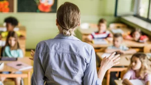 Thumbnail voor Eefjes man stuurde naaktfoto's naar de juf van hun kinderen: 'De schoolpleinroddels klopten dus'