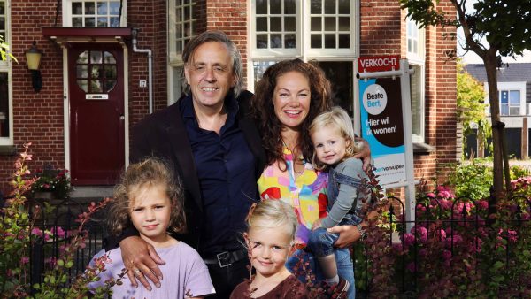 Eva Hoeke en Marcel van Roosmalen samen te zien in theatershow 'Zandweg 17, Wormer': 'Dit zijn de verhalen van ons leven'