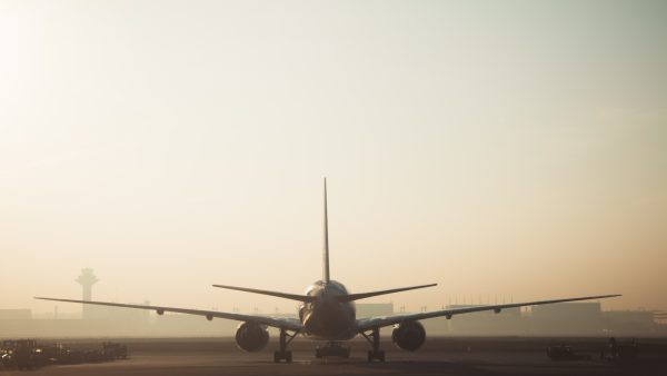 vliegtuig bij zonsopkomst