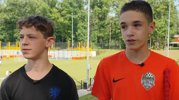 Sven (13) verloor zijn ogen door kanker, maar kan toch voetballen met beste maat Guus