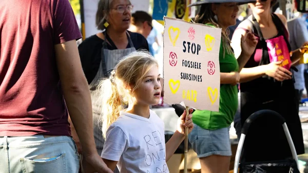 Foto van een jong meisje bij een demonstratie van Extinction Rebellion