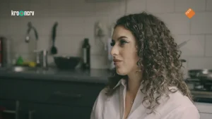 Thumbnail voor Sara werd ontvoerd door haar vader: 'We mochten alleen met schmink op buitenspelen'