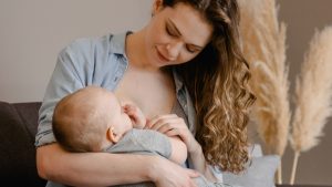 Thumbnail voor Allison (36) geeft zoon (4) nog steeds borstvoeding en wil ook niet stoppen: 'Dit werkt voor ons'