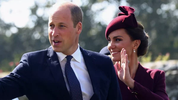 William en Catherine zwaaien naar publiek