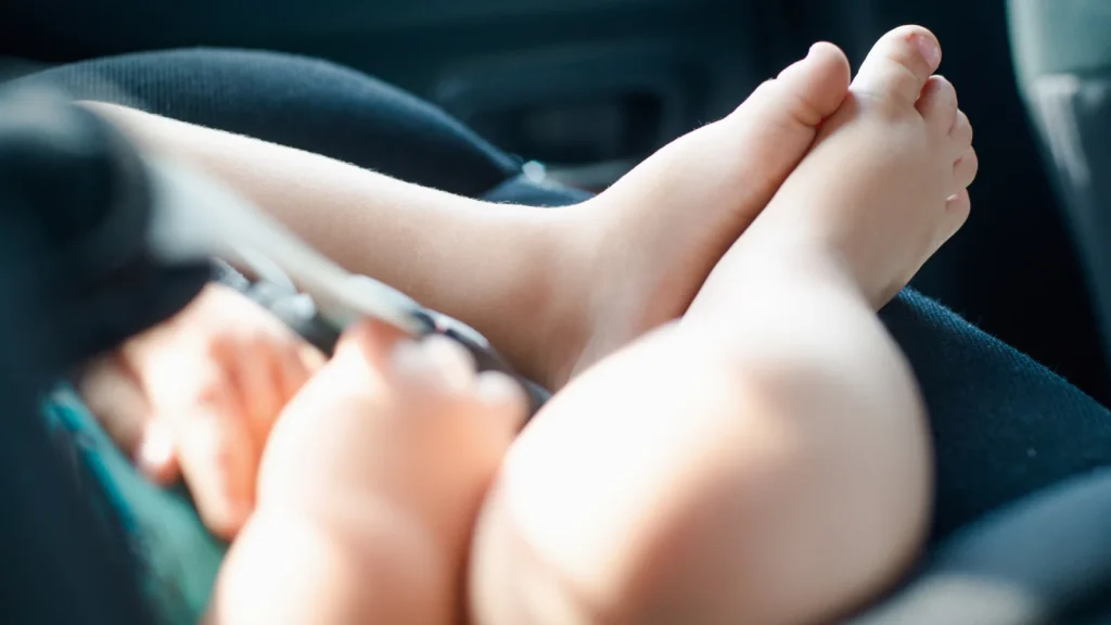 Baby ligt in een auto