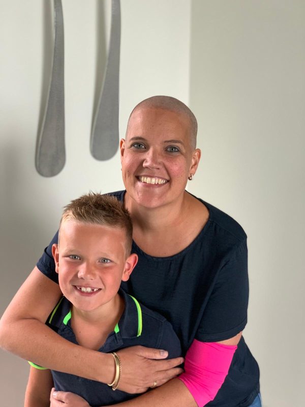 Christi-Mari heeft geen haar door de chemo en poseert met zoon 