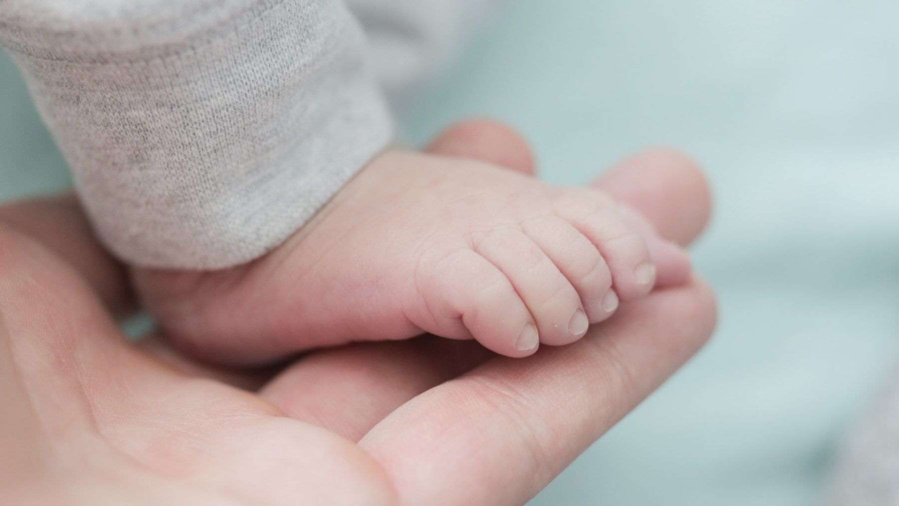 Faye (19) merkte pas dat ze zwanger was toen het voetje al uitstak bij toiletbezoek: 'Het ging heel snel'