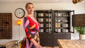 Bianca poseert voor haar twee kasten vol LINDA. magazines