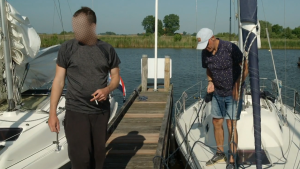 Twee mannen op een boot In de TBS