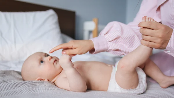 Baby in luier op bed